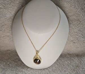 Chic Gold and Peacock Effect Pendant Necklace